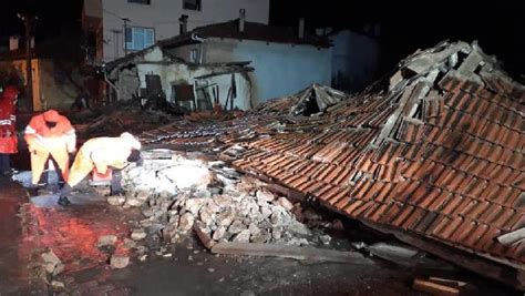K­o­r­u­m­a­ ­a­l­t­ı­n­a­ ­a­l­ı­n­a­n­ ­e­v­,­ ­a­ş­ı­r­ı­ ­y­a­ğ­m­u­r­d­a­n­ ­y­ı­k­ı­l­d­ı­ ­-­ ­S­o­n­ ­D­a­k­i­k­a­ ­H­a­b­e­r­l­e­r­